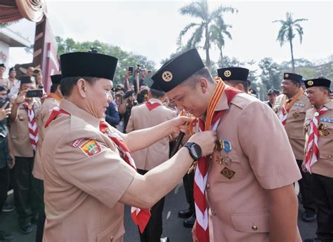 Momen Hari Pramuka Ke Bupati Panca Terima Tanda Penghargaan Lencana