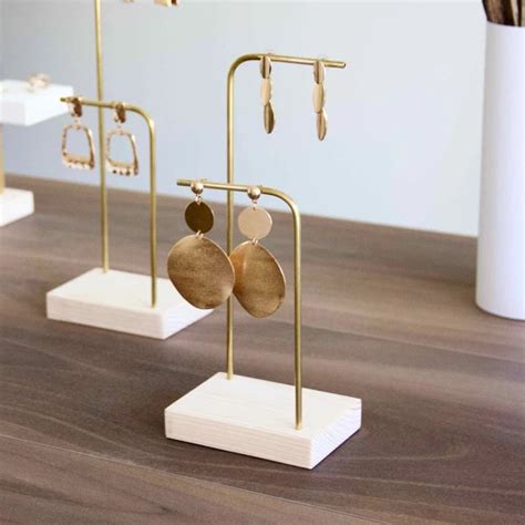 Présentoir à Boucles d Oreilles en bois brut et laiton makkdesign