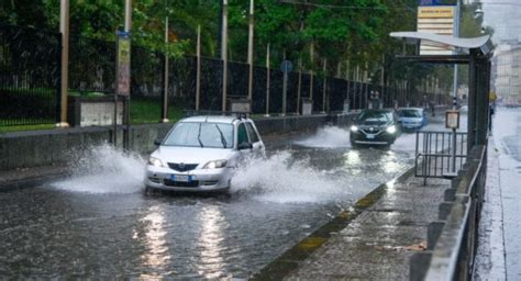 Maltempo a Napoli pioggia e vento si abbattono sulla città chiuse