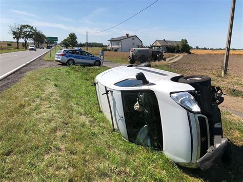 Zderzenie ciągnika rolniczego z dostawczakiem na drodze Włocławek