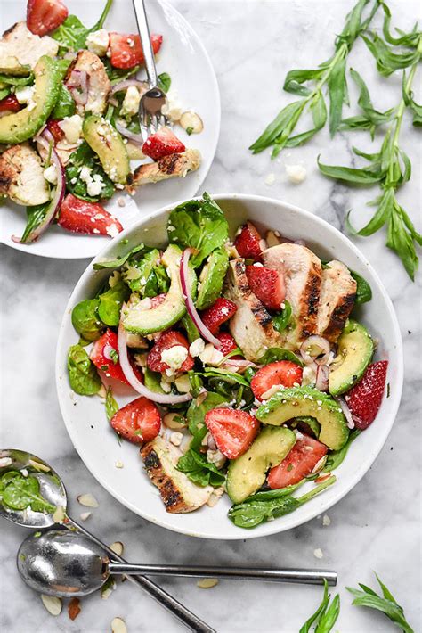 Erdbeer Spinat Salat mit Hähnchen und Avocado foodiecrush