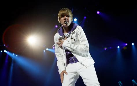 Concert review: Justin Bieber plays the crowd of screaming girls in ...