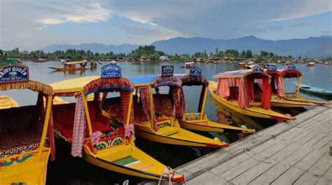 Unveiling Dal Lake: Booking Shikara Rides in Srinagar, Kashmir