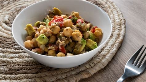 Cómo preparar una saludable ensalada de garbanzos con atún