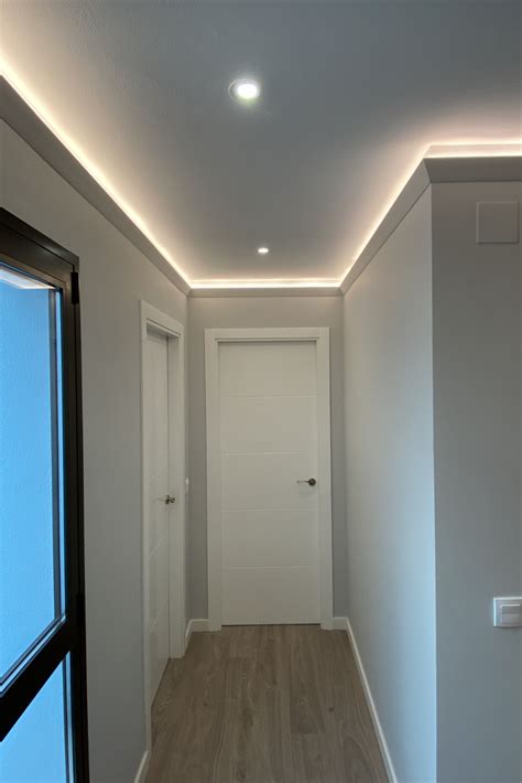 Diseño de interior con luz led indirecta y moldura especial iluminación