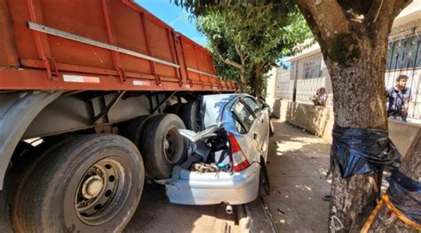 Caminh O Desgovernado Derruba Rvore E Passa Por Cima De Carro E Motos