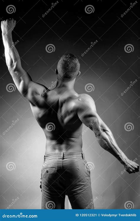 Atleta Muscular Hombre Muscular Con El Cuerpo Atractivo Imagen De