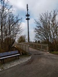 Der Georg Elser Steg über Breslauer Str mit dem neuen Funkmast der