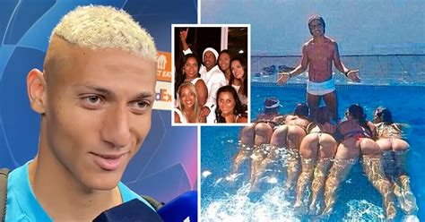 Como esa foto de Ronaldinho con un montón de mujeres Richarlison se