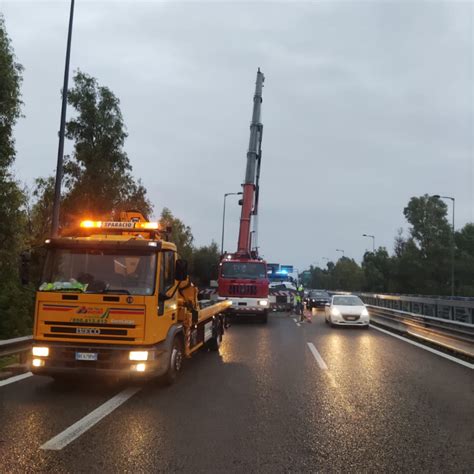 Furgone Si Ribalta Sulla Palermo Catania Morto Il Conducente Altri