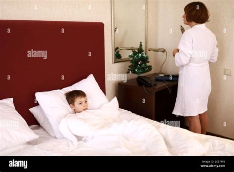 Mère Avec Son Fils Dans La Chambre Dhôtel Le Matin Photo Stock Alamy