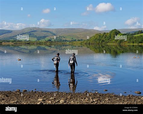 Zwei Frauen In Neoprenanz Ge Waten In Semerwater Yorkshire Dales