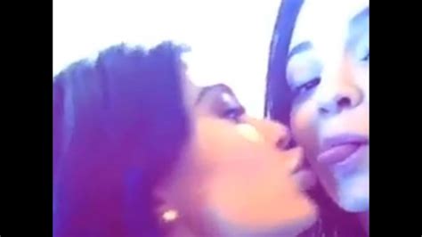 Kylie Jenner And Kendall Jenner Kissing In Snapchat Video Youtube