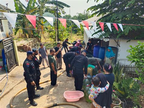 Sat Brimob Polda Jabar Distribusikan Air Bersih Ke Warga Purwakarta