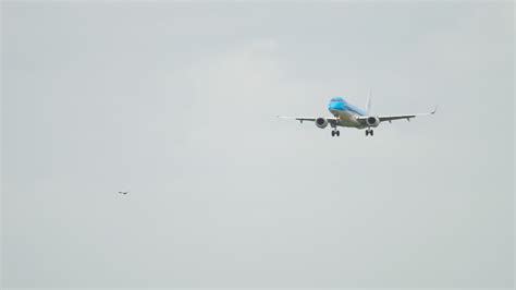 Super slow motion plane landing 7075713 Stock Video at Vecteezy