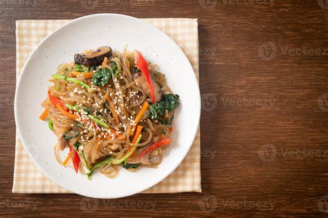 Nouilles Japchae Ou Vermicelles Cor Ennes Saut Es Aux L Gumes Et Au