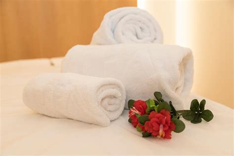 Romantic Couple Massage Spa Entry And Private Jacuzzi With Cava