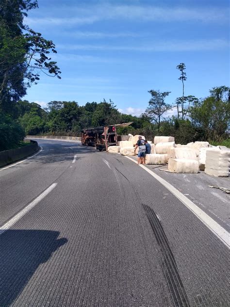 Carreta Tomba Espalha Carga De Algod O E Interdita Pista Da C Nego D