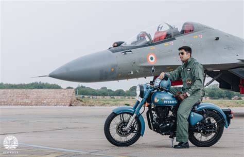 Royal Enfield Classic 350 Signals Edition Images Hd Photo Gallery Of Royal Enfield Classic