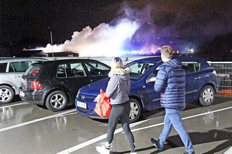 Großbrand neben der Therme Erding Feuer zerstört Scheune des Gersthofs