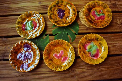 SARREGUEMINES Assiettes décor fruits en barbotine France Vintage