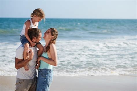 Fam Lia Feliz Em P Na Praia Foto Premium