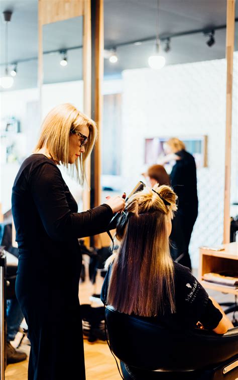 Expert stylists explain the science of maintaining healthy and cool hair for blondes 31