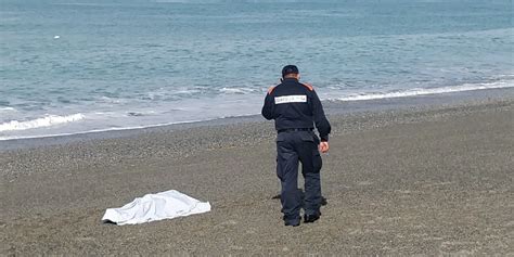 Il Cadavere Di Un 65enne Trovato In Spiaggia A Fuscaldo Massimo