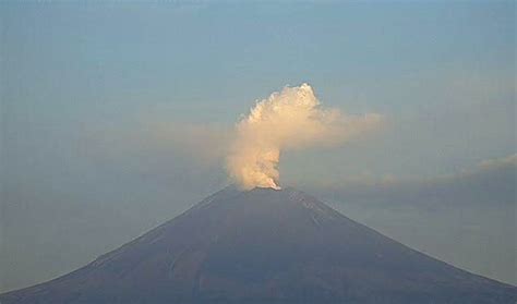 El Volcán Popocatépetl en actividad moderada con 33 exhalaciones