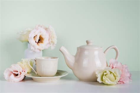 Чай на деревянном столе, вид спереди | Бесплатно Фото