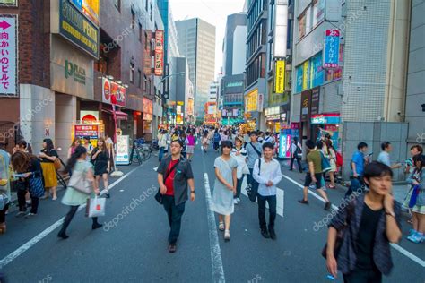 TOKIO JAPÓN 28 DE JUNIO 2017 Personas no identificadas cruzan la