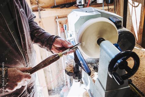 Artisan Tourneur Sur Bois En Train De Fabriquer Une Assiette En Bois D