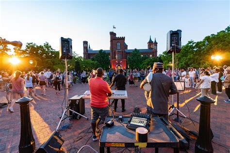 All the Smithsonian Museums on the Mall Will Stay Open Late This ...