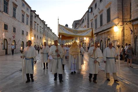 SLAVIMO TIJELOVO Znate li kako je ustanovljen ovaj katolički blagdan