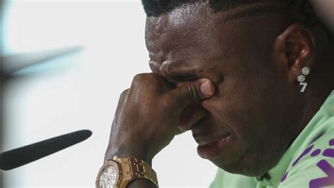 Football interrogé sur le racisme Vinicius Jr a fondu en larmes