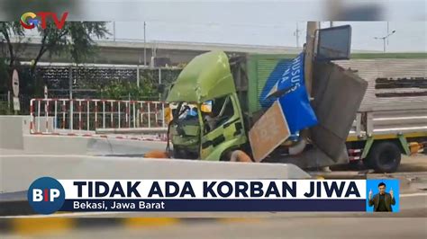 Diduga Sopir Mengantuk Truk Boks Tabrak Tiang Terguling Di Pintu Tol