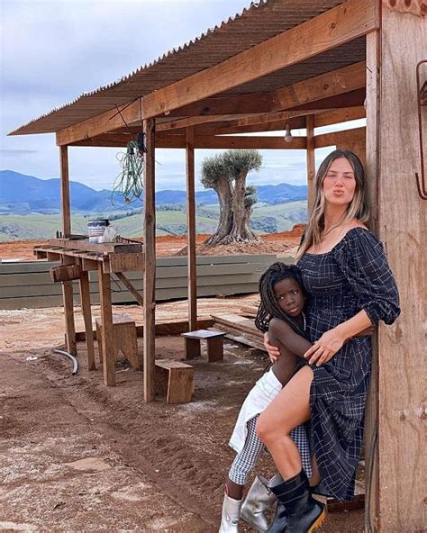 Giovanna Ewbank Posa Titi Em Obra Do Rancho Da Fam Lia Sonho