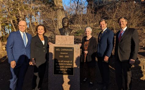 Sculpture unveiled of late Governor Mel Carnahan - Missourinet