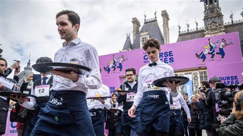 Video París revivió su histórica carrera de meseros después de 13