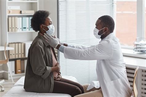 M Dico Africano En M Scara Protectora Examinando A La Mujer Embarazada