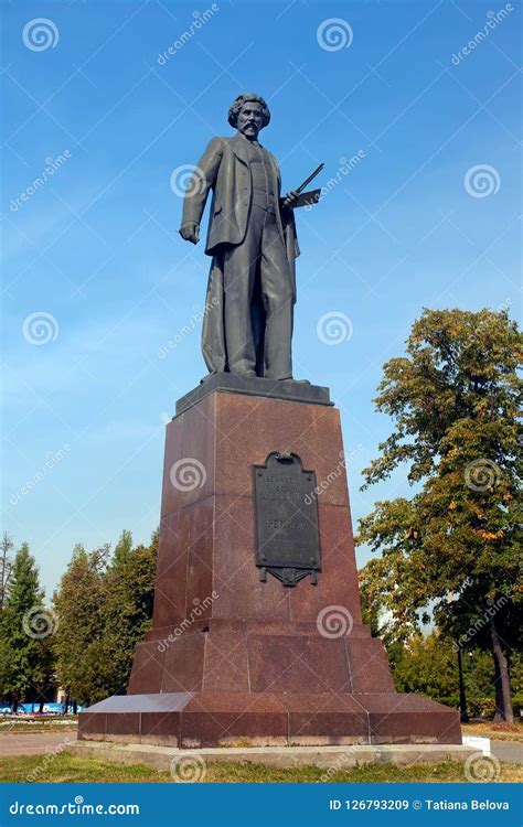 Monumento Al Pintor Famoso Repin En El Cuadrado De Bolotnaya Imagen De