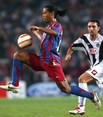 Cool Sports Players: Ronaldinho Barcelona Wallpaper