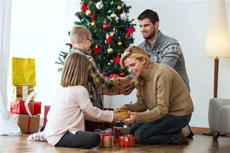 photo family  christmas tree background