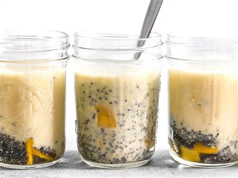 Pudding de chia à la mangue et à la noix de coco