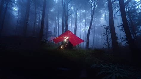 Solo Camping Hujan Deras Dan Badai Guntur Membangun Tenda Di Guyur