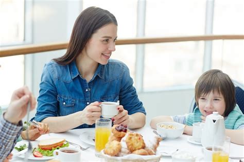 Prendre Ses Repas En Famille Photo Gratuite