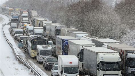 Lastwagen Blockieren Verschneite Autobahnen In Hessen Stundenlang