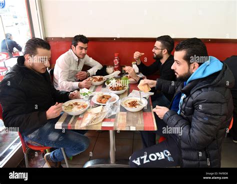 (151229) -- ISTANBUL, Dec. 29, 2015 (Xinhua) -- People eat at an Arabic ...