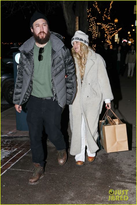 Kate Hudson And Fiance Danny Fujikawa Do Some Holiday Shopping In Aspen