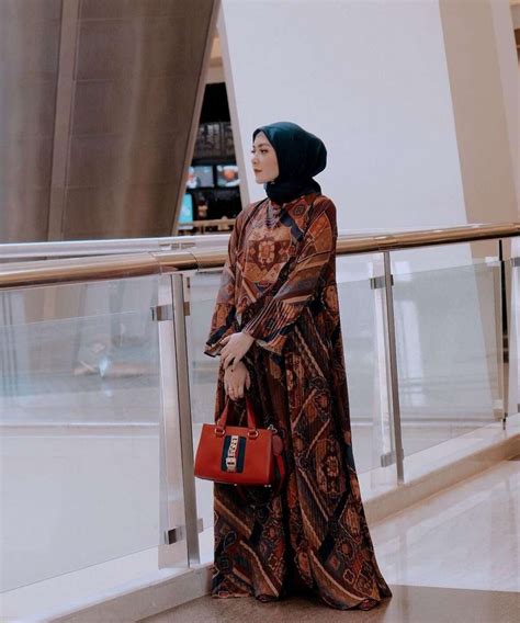 10 Model Outfit Batik Kekinian Untuk Kondangan Hype And Unik